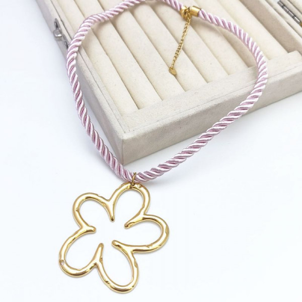 Элегантное золотистое колье-обруч с контурным цветком CJR66507