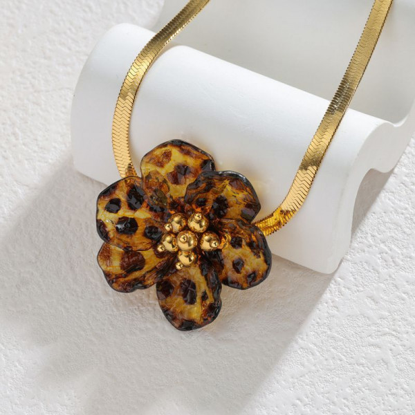 Широкая плоская цепочка с крупным кулоном в форме леопардового цветка CJT01046