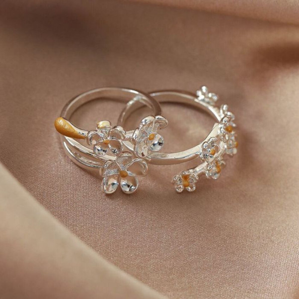 Кольцо с россыпью маленьких цветов и эмалевым покрытием CJH66192