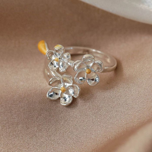 Кольцо с россыпью маленьких цветов и эмалевым покрытием CJH66192