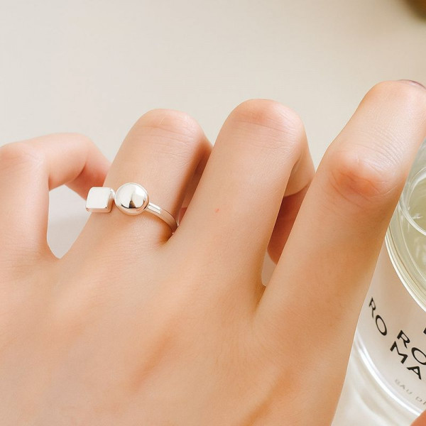 Минималистичное разомкнутое кольцо с шаром и кубом 1J12191CJJ