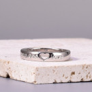 Кольцо с прорезным сердцем и гравировкой CJH86265