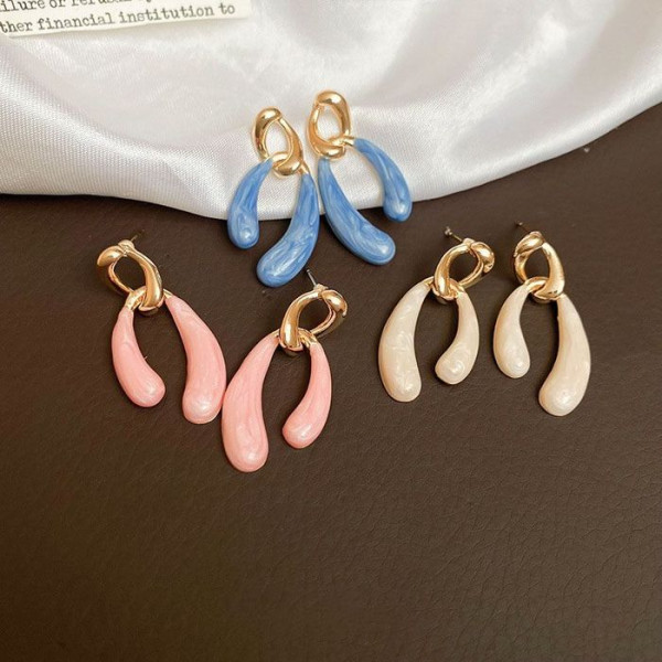 Минималистичные серьги петли с белыми эмалевыми вставками CJL19402