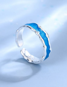 Серебристое кольцо с волнообразным краем и синей эмалью L80631