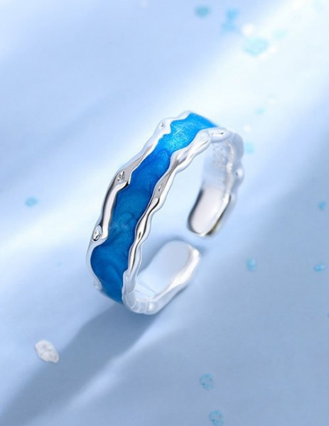 Серебристое кольцо с волнообразным краем и синей эмалью L80631
