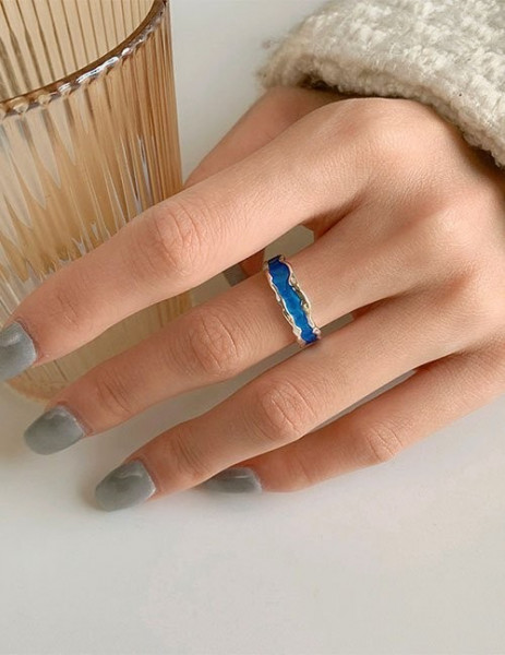 Серебристое кольцо с волнообразным краем и синей эмалью L80631