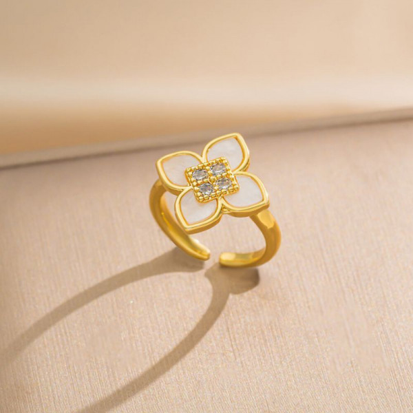 Кольцо с четырехлистником из белого перламутра CJH94007