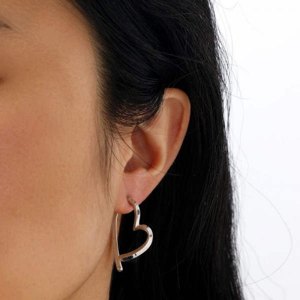 Крупные серебристые серьги в форме контурного сердца CJC97259