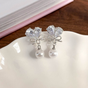 Серьги-гвоздики с цветком и жемчугом CJD81447