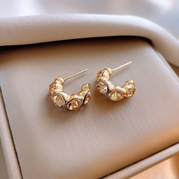 Золотистые серьги-пусеты полукольца с крупными стразами CJG57024