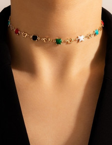 Тонкий золотистый чокер с разноцветными сияющими кристаллами P75584