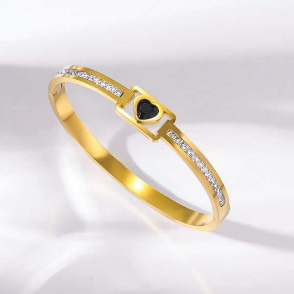 Браслет жесткий золотистый с акцентным камнем и дорожками CJN67496