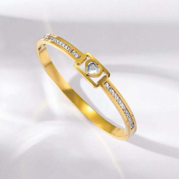 Браслет жесткий золотистый с акцентным камнем и дорожками CJN67496