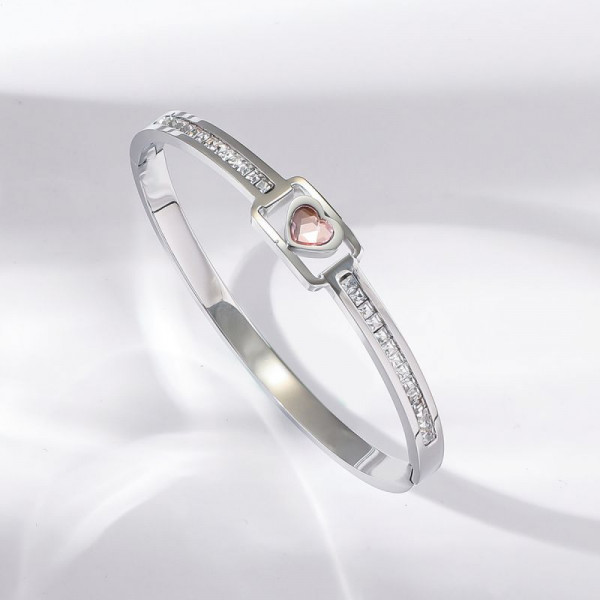 Браслет жесткий золотистый с акцентным камнем и дорожками CJN67496