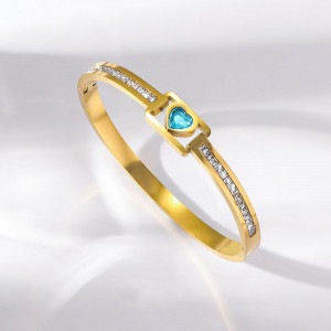 Браслет жесткий золотистый с акцентным камнем и дорожками CJN67496