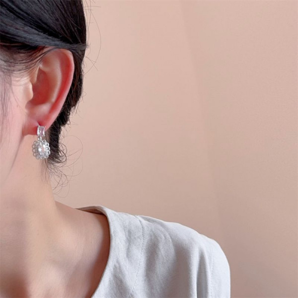 Квадратные серьги пусеты с зелеными кристаллами в оправе CJP41096