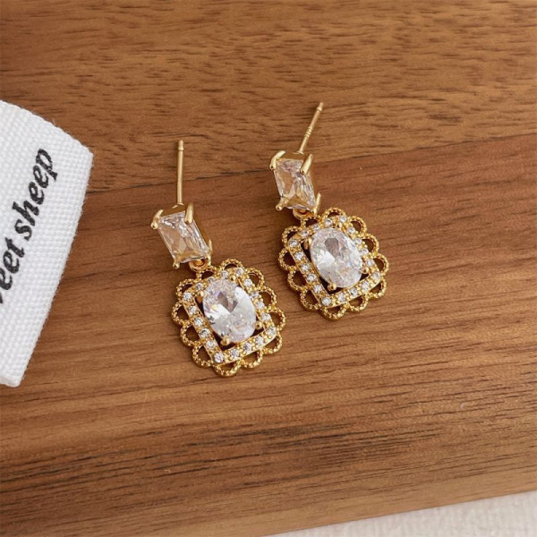 Квадратные серьги пусеты с зелеными кристаллами в оправе CJP41096