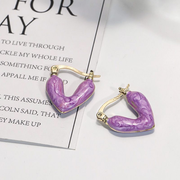 Золотистые серьги-кольца с объемными подвесками в форме розовых сердец CJH38309