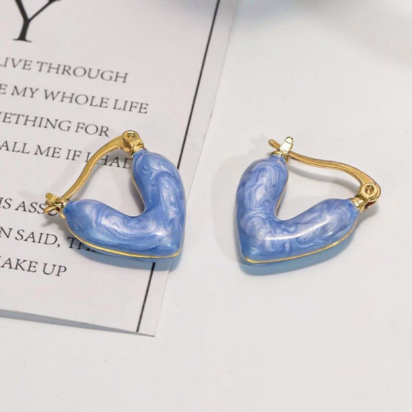 Золотистые серьги-кольца с объемными подвесками в форме розовых сердец CJH38309