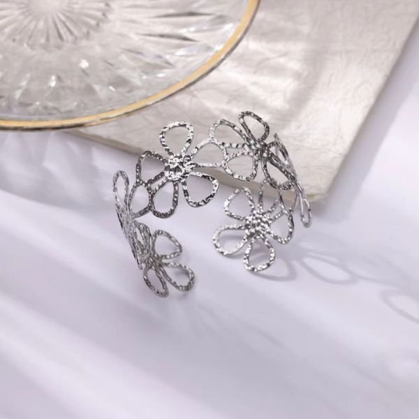 Жесткий браслет CJL47142