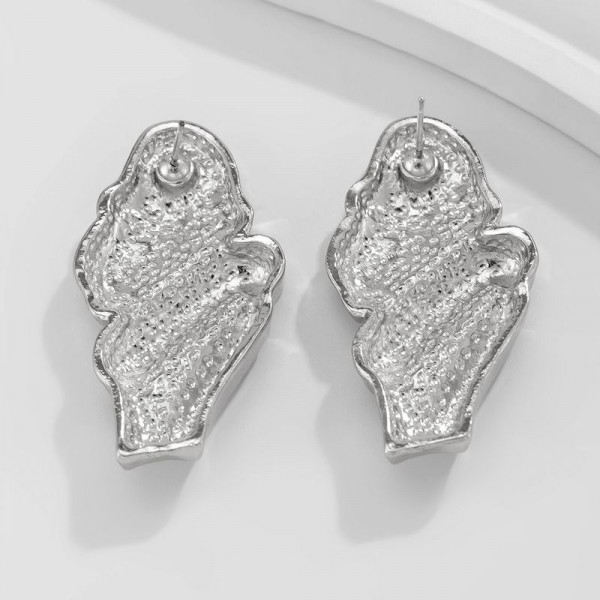 Абстрактные серьги-пусеты из «мятого» металла 1J12120CJJ