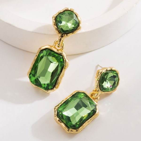 Нарядные серьги с крупными кристаллами в золотистой оправе CJM67002