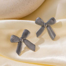 Серебристые фактурные серьги-банты CJH15833