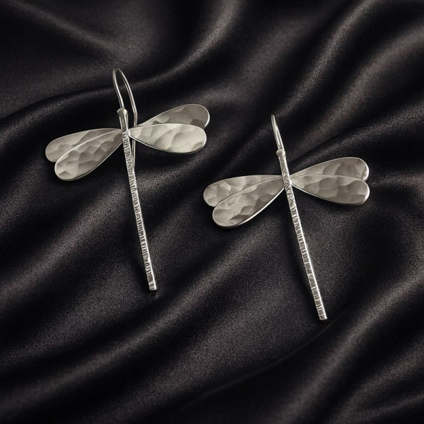 Серьги в форме стрекоз с платиновым напылением и фактурным рисунком 1J12478CJJ