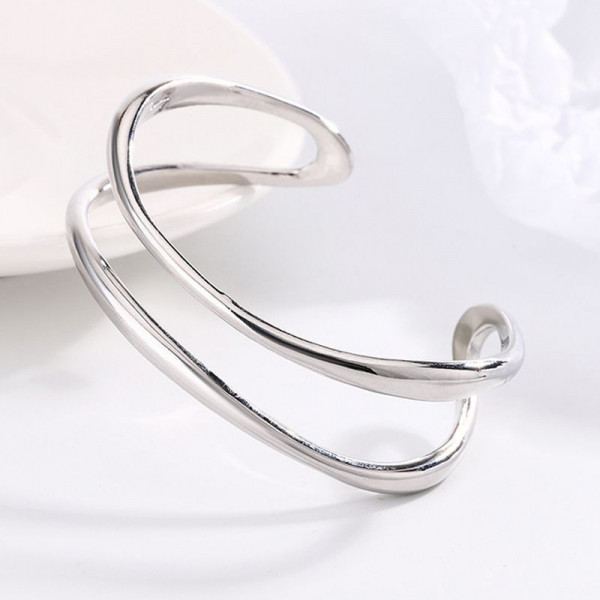 Широкий браслет-кафф с плавными линиями CJG69038