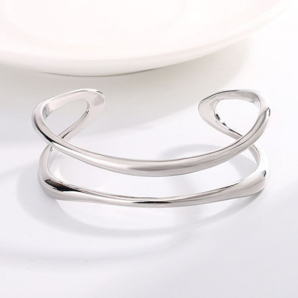 Широкий браслет-кафф с плавными линиями CJG69038
