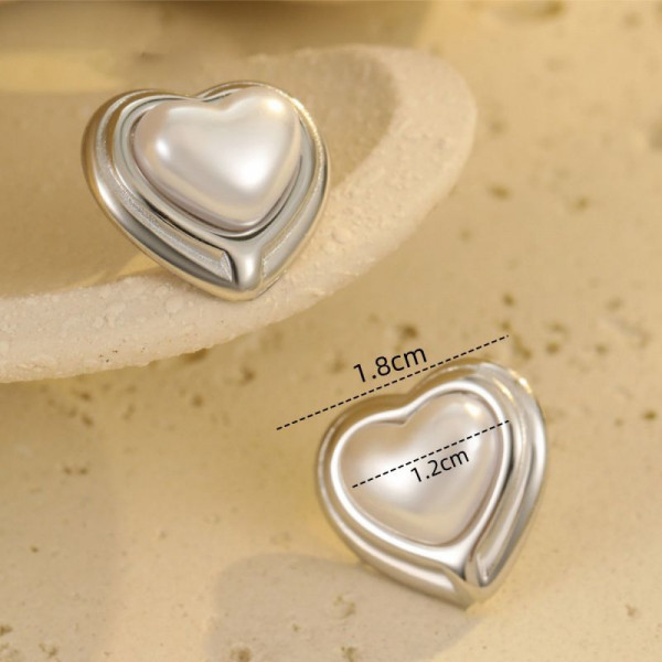 Серьги-пусеты Сердца объемные с перламутровым напылением CJL83619