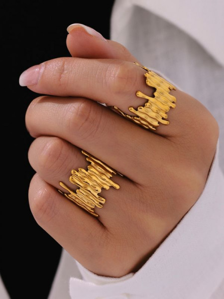 Широкое золотистое кольцо с вертикальной фактурой «стекающий металл» 1J12246CJJ