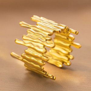 Широкое золотистое кольцо с вертикальной фактурой «стекающий металл» 1J12246CJJ