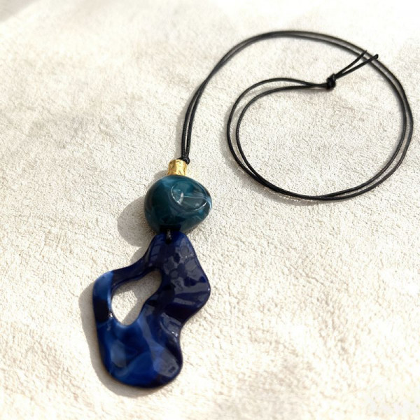 Авангардное колье на шнуре с массивным бирюзовым самородком CJT07154