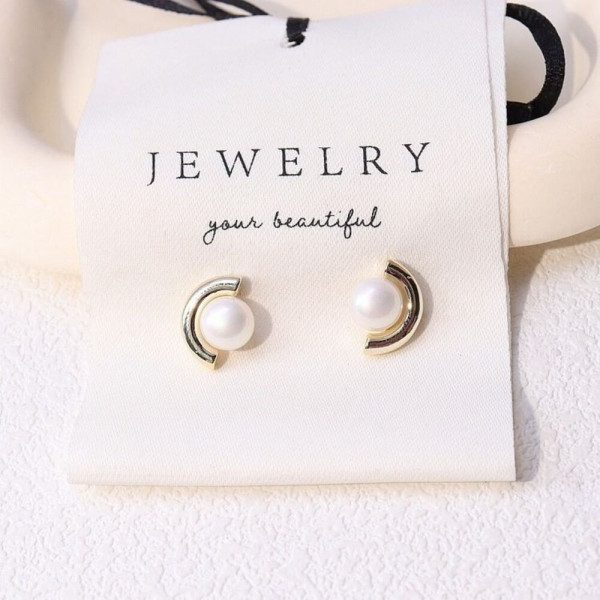 Серьги-гвоздики с жемчужиной в изогнутой оправе J10667CJJ