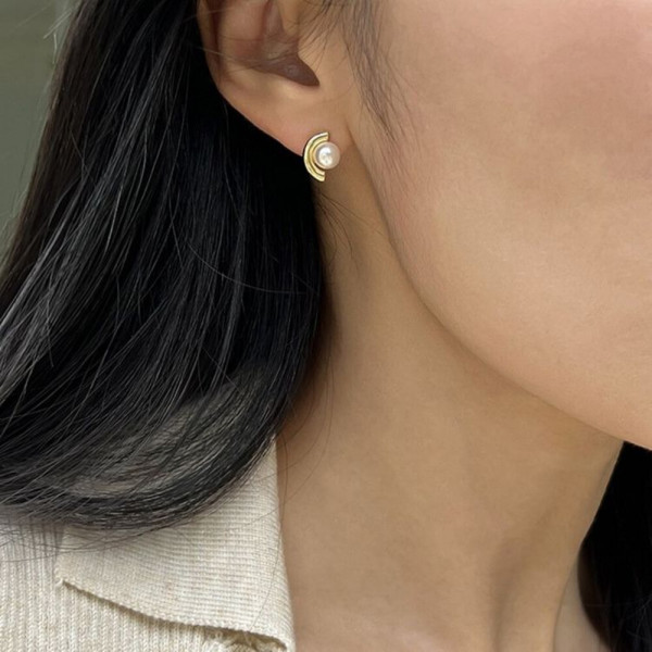 Серьги-гвоздики с жемчужиной в изогнутой оправе J10667CJJ