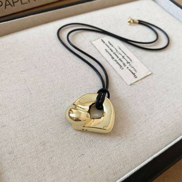 Подвеска абстрактной обтекаемой формы на длинном шнурке CJH12051