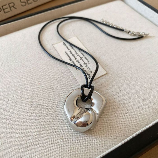 Подвеска абстрактной обтекаемой формы на длинном шнурке CJH12051