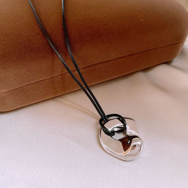 Подвеска абстрактной обтекаемой формы на длинном шнурке CJH12051