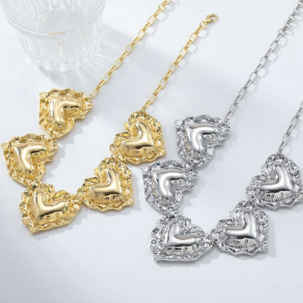 Эффектное Ожерелье из соединенных ажурных сердец CJL32580