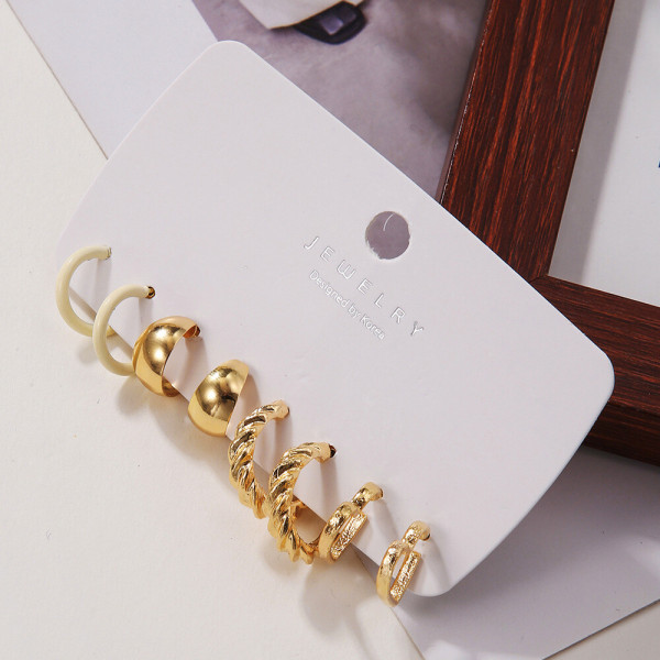 Набор изящных золотистых серег конго with фактурными и гладкими кольцами Z59774
