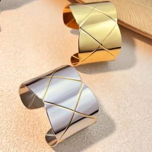 Браслет-кафф широкий с ромбовидной гравировкой CJM19004