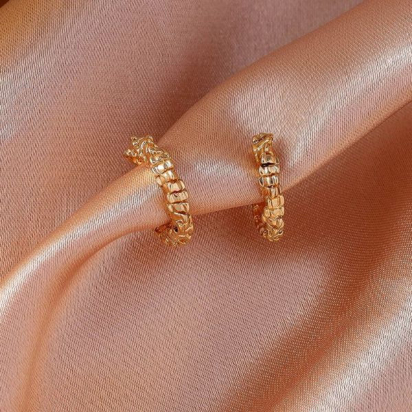 Набор золотистых серег колец с фактурной поверхностью в стиле минимализм CJH74975