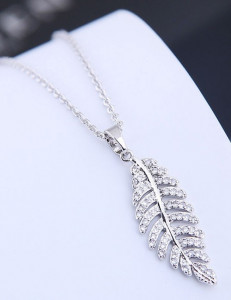 Серебристое Колье в форме изогнутого пера с кристаллами A58773