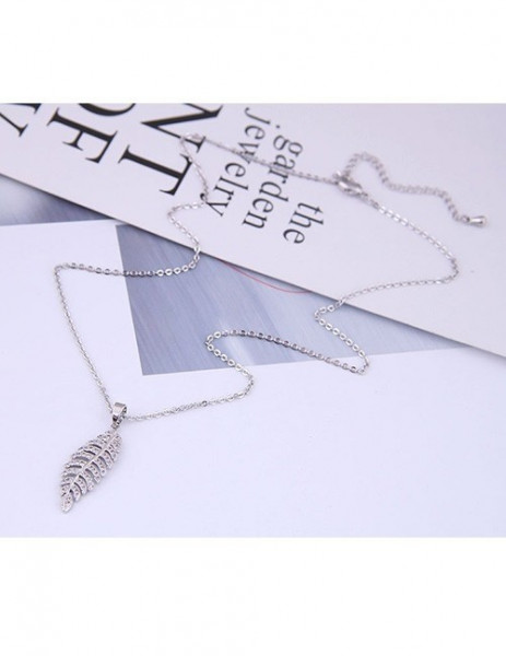 Серебристое Колье в форме изогнутого пера с кристаллами A58773