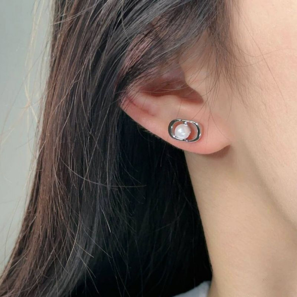 Серьги-гвоздики с жемчужиной в геометрической оправе 1J11984CJJ