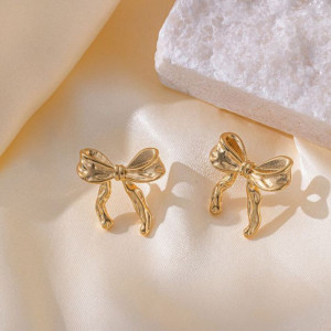 Золотистые серьги-пусеты Глянцевые банты CJH15834