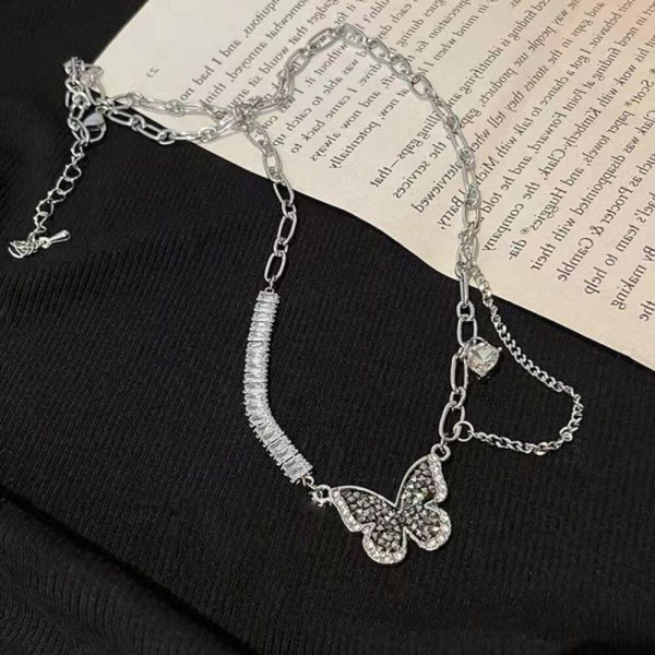 Асимметричное колье с бабочкой и жемчужной нитью CJH69935