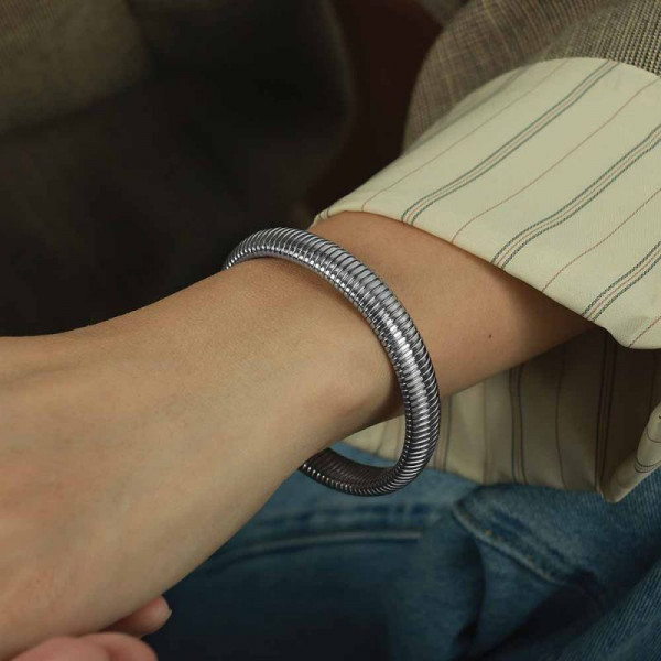 Браслет жесткий классический с выпуклым профилем CJL90814