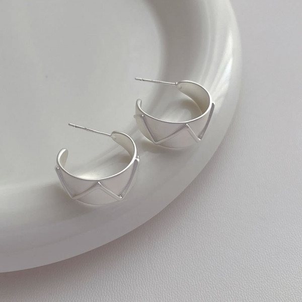 Широкие серьги-кольца с белой эмалью M86888